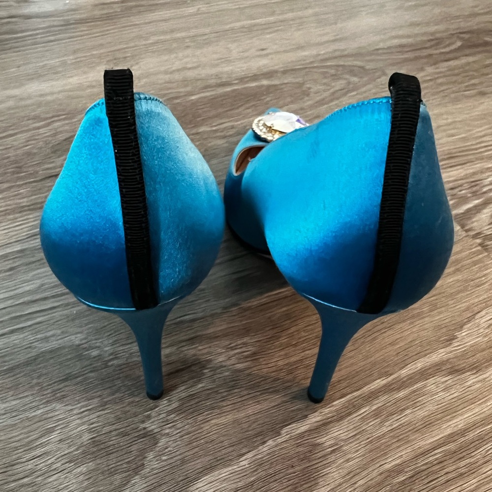 SJP Sarah Jessica Parker Turquoise/Aqua Blue Pump with Jewel Front - Picture 12 of 13